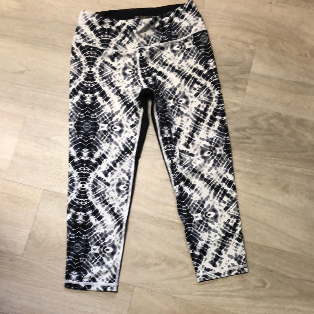 Victoria's Secret Black and White Tie Dye Leggings Athletic Fit
